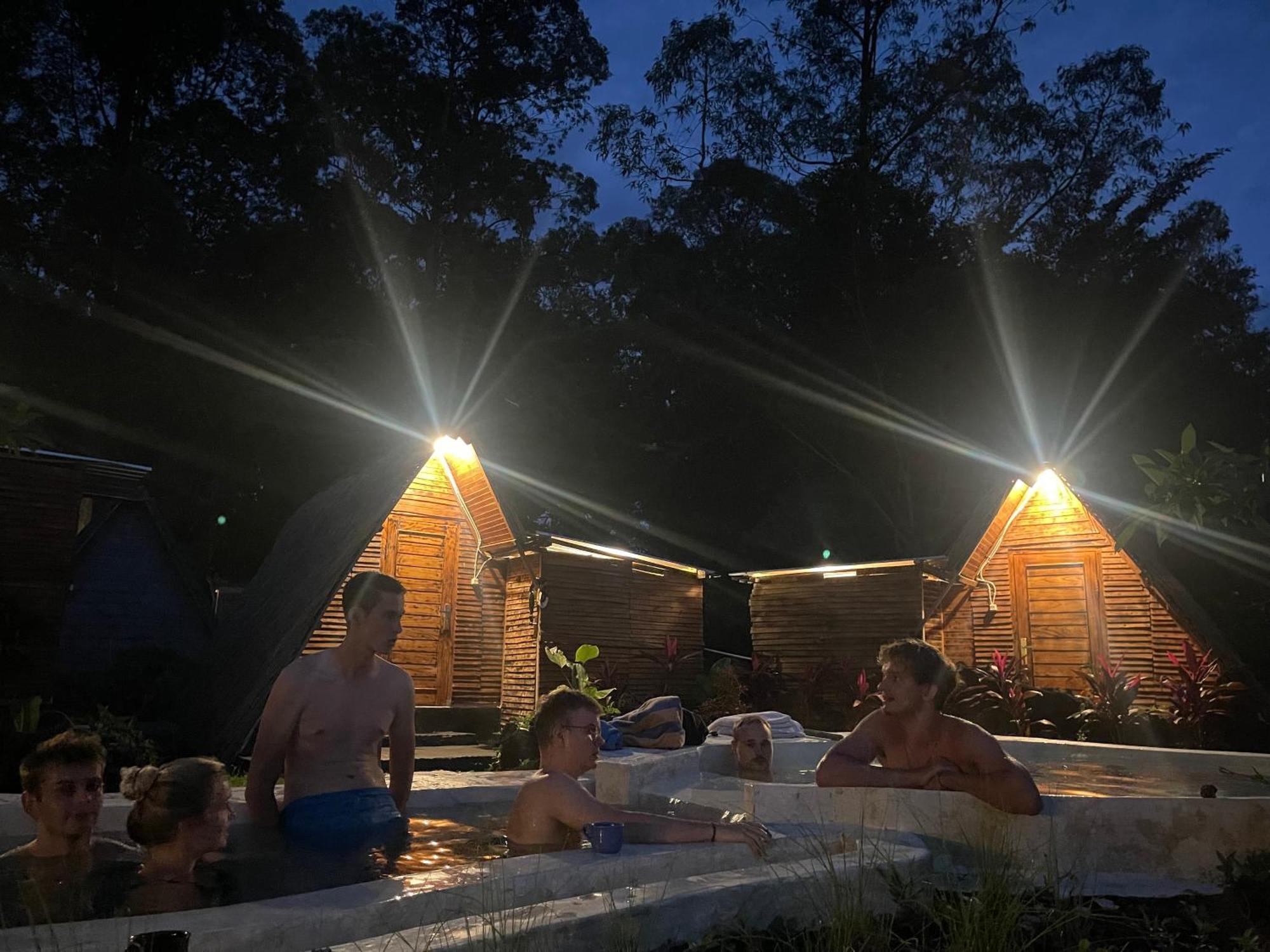 Triangular House And Hot Spring Hotell Kubupenlokan Exteriör bild